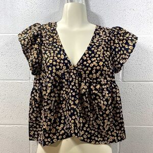 Floral top with v neck and puffed cup sleeves​​​​​​​​​​​​​​​​